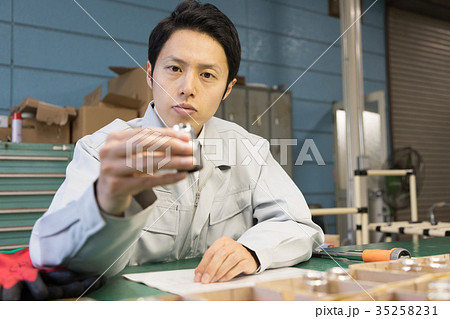 工場　人物　働く　品質管理　検査　 35258231