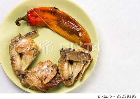 Flat lay above fried chicken wings with paprika Flat lay above fried chicken wings with paprika 35259395