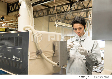 工場 人物 働く ベンダー 折り曲げ機 工場 人物 働く ベンダー 折り曲げ機 35259708