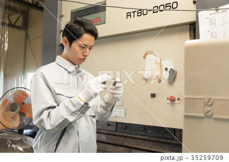 工場 人物 働く ベンダー 折り曲げ機 工場 人物 働く ベンダー 折り曲げ機 35259709