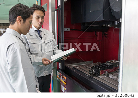 工場　新設備　納品　説明　営業　マシニング　試運転　 35260042