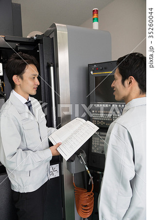 工場　新設備　納品　説明　営業　マシニング　試運転　 35260044