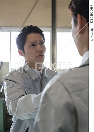 工場 ぶつかる 思い 喧嘩 営業 作業員 工場 ぶつかる 思い 喧嘩 営業 作業員 35260067