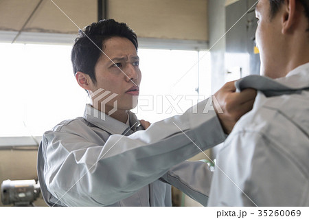 工場　ぶつかる　思い　喧嘩　営業　作業員 35260069