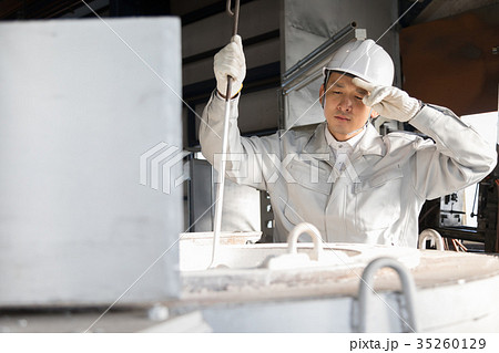 工場　人物　働く人々　ダイカスト　 35260129