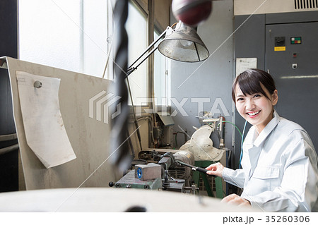 工場　人物　働く　旋盤 35260306
