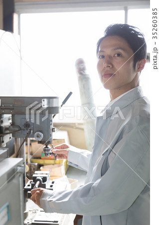 工場　人物　働く　ボール盤 35260385