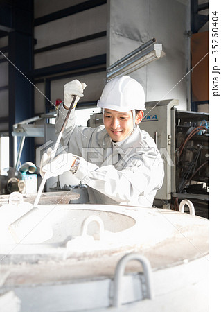 工場 人物 働く人々 ダイカスト 工場 人物 働く人々 ダイカスト 35260404