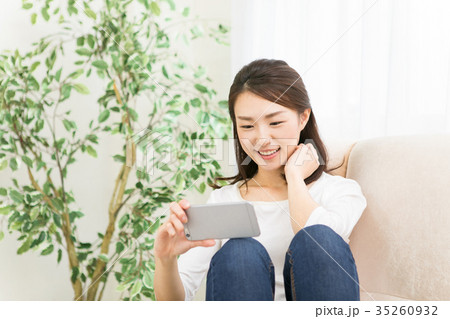 スマホで動画を観る女性　 35260932