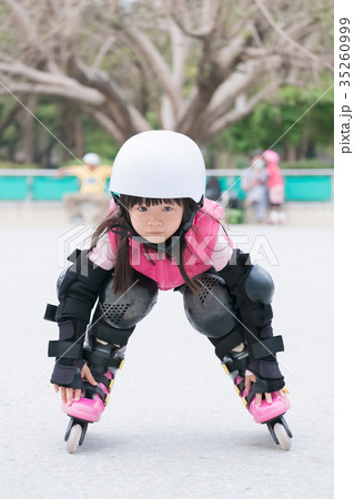 girl play roller skating girl play roller skating 35260999