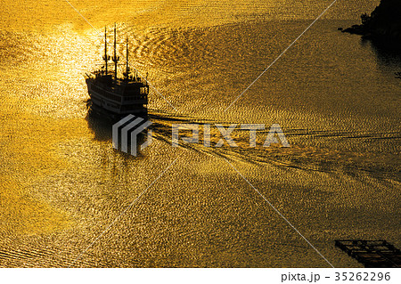 九十九島　観光船と金色に輝く夕焼け　石岳展望台から 35262296