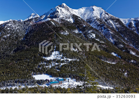 冬の八ヶ岳連峰・権現岳と青年小屋 冬の八ヶ岳連峰・権現岳と青年小屋 35263093