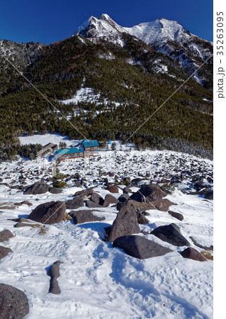 冬の八ヶ岳連峰・権現岳と青年小屋 冬の八ヶ岳連峰・権現岳と青年小屋 35263095