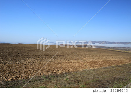 北海道の畑と雲 35264943