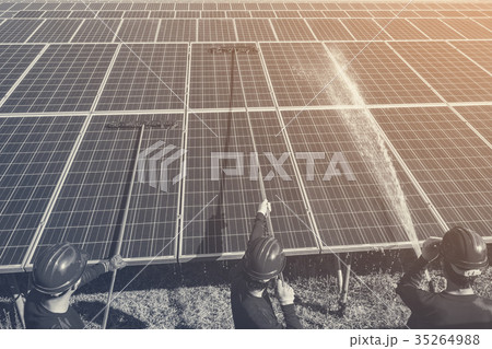 labor working on cleaning solar panel  35264988