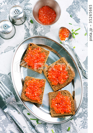 bread with red salmon caviar 35265665
