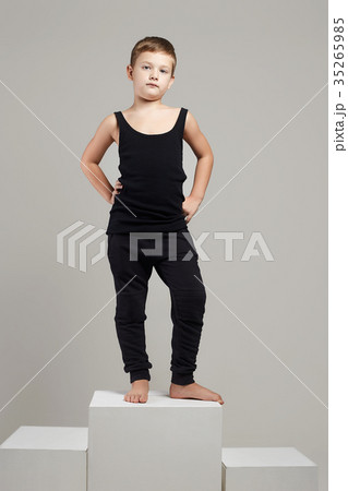 Child standing on the pedestal.first place 35265985