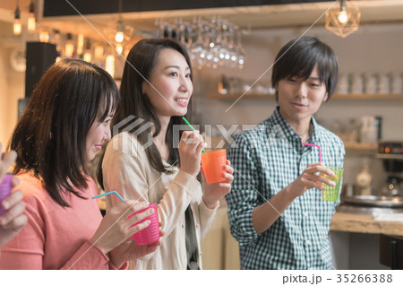 会話する男女 会話する男女 35266388