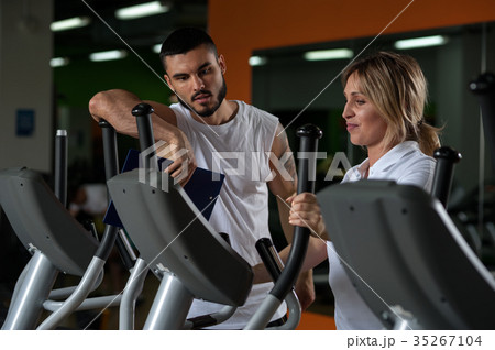 Personal coach and female client discussing plan 35267104