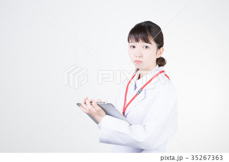 白衣の女性 35267363