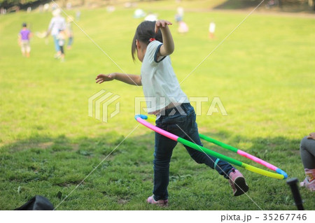 フラフープをする女の子 35267746