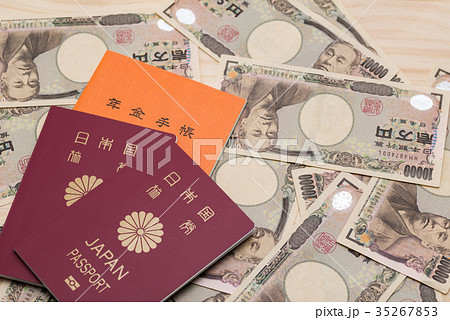 パスポートと日本円 35267853