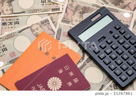 パスポートと日本円 35267861