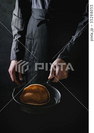 Chef cooking pancakes Chef cooking pancakes 35268055
