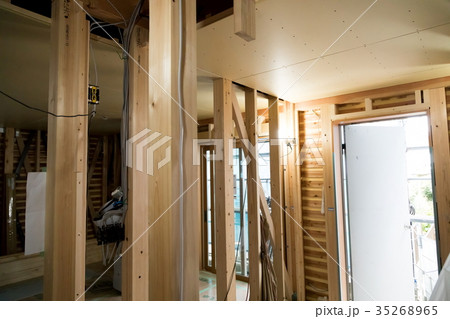 建築現場　建設現場　大工の仕事　基礎工事　住宅建設　鉄筋　工事　建設業　夢のマイホーム　 35268965