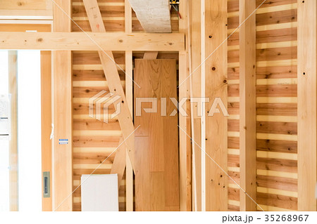 建築現場　建設現場　大工の仕事　基礎工事　住宅建設　鉄筋　工事　建設業　夢のマイホーム　 35268967