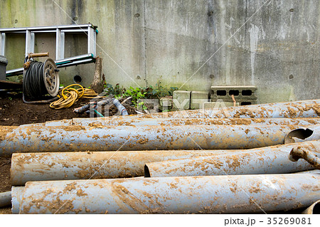 劣化した水道管 パイプ 廃材 家屋解体の写真素材 老朽化した家の解体 劣化した水道管 パイプ 廃材 家屋解体の写真素材 老朽化した家の解体 35269081
