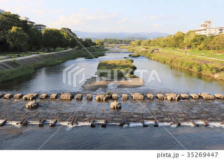 京都・鴨川の飛び石（荒神橋から北方面を望む） 35269447