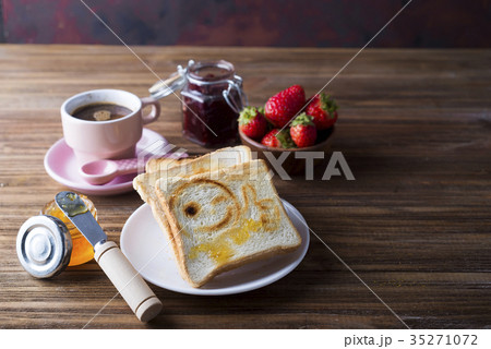 Fresh and bright continental breakfast table  35271072