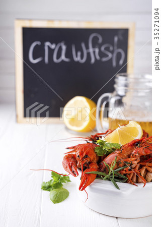Boiled crayfish in the plate with beer 35271094