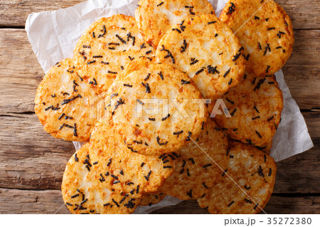 spicy rice cracker with seaweed macro 35272380