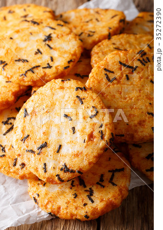 Delicious snack rice crackers with seaweed Delicious snack rice crackers with seaweed 35272390