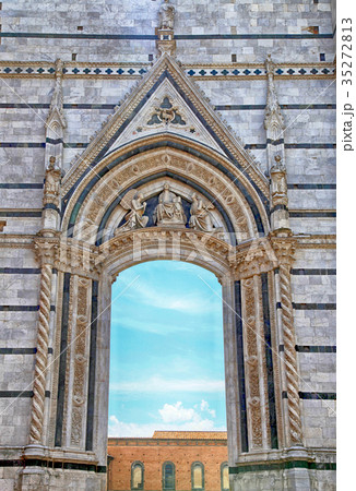 Arch window at the Siena Cathedral in Italy Arch window at the Siena Cathedral in Italy 35272813