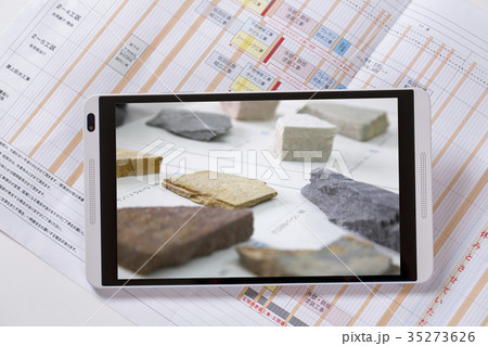 タブレットと建築イメージ 35273626