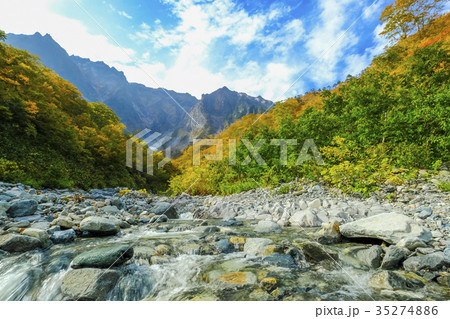谷川岳一ノ倉沢と渓流の流れ 谷川岳一ノ倉沢と渓流の流れ 35274886