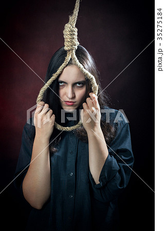 woman with noose 35275184