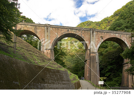 秋のめがね橋 35277908