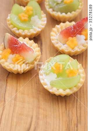 シャインマスカットのタルトとイチジクタルト～柿と梨の花を添えて 35278189