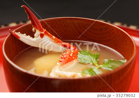 ワタリガニの味噌汁の写真素材