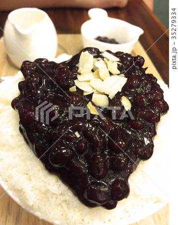Korean Shave Ice, Red Bean Bingsu with Topping 35279334