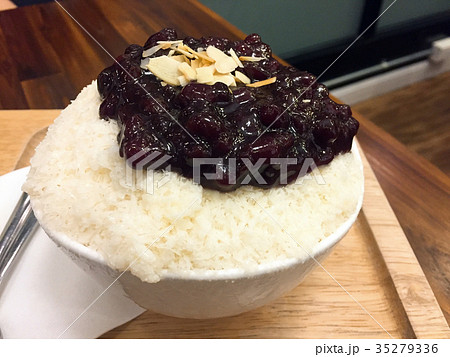 Korean Shave Ice, Red Bean Bingsu with Topping 35279336