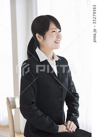 リクルートスーツの女性の写真素材