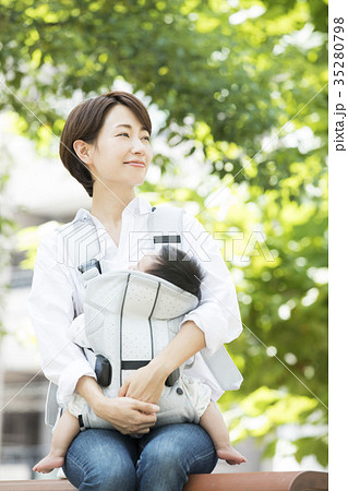 赤ちゃん連れのママ 35280798
