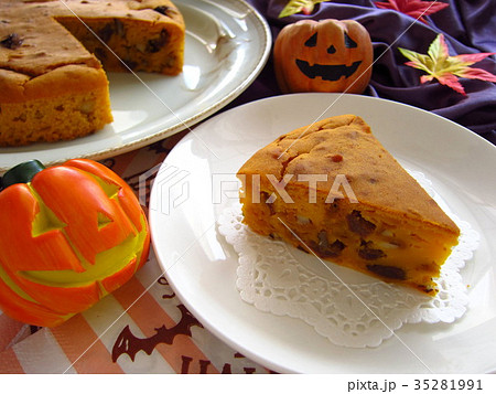 ハロウィン 手作りのしっとりかぼちゃケーキの写真素材