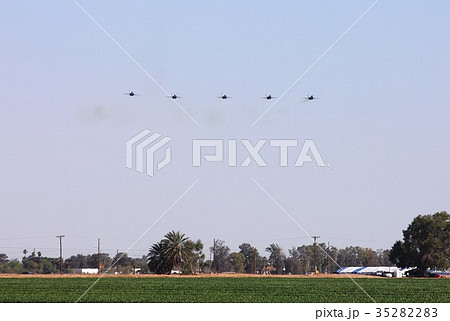 アクロバット飛行する米海軍ブルーエンジェルスのF/A-18ホーネット戦闘攻撃機の編隊 アクロバット飛行する米海軍ブルーエンジェルスのF/A-18ホーネット戦闘攻撃機の編隊 35282283