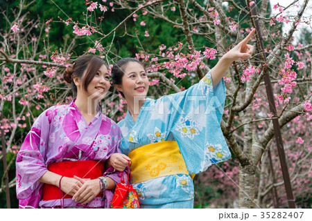 happy female travelers wearing traditional kimono 35282407